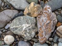 Grauer, Rostfarbener und Hellbrauner Stein mit weißen Anteilen